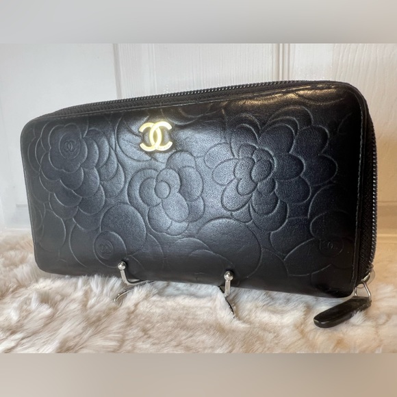 ❤️SOLD❤️TRR CHANEL CAMELLIA LAMBSKIN CC LOGO EMBOSSED ZIP LEATHER LONG WALLET - Picture 3 of 16